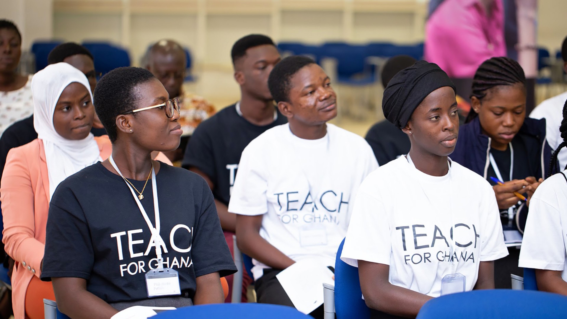 Gruppo di persone africane ascoltano una presentazione in aula