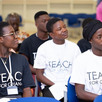 Gruppo di persone africane ascoltano una presentazione in aula