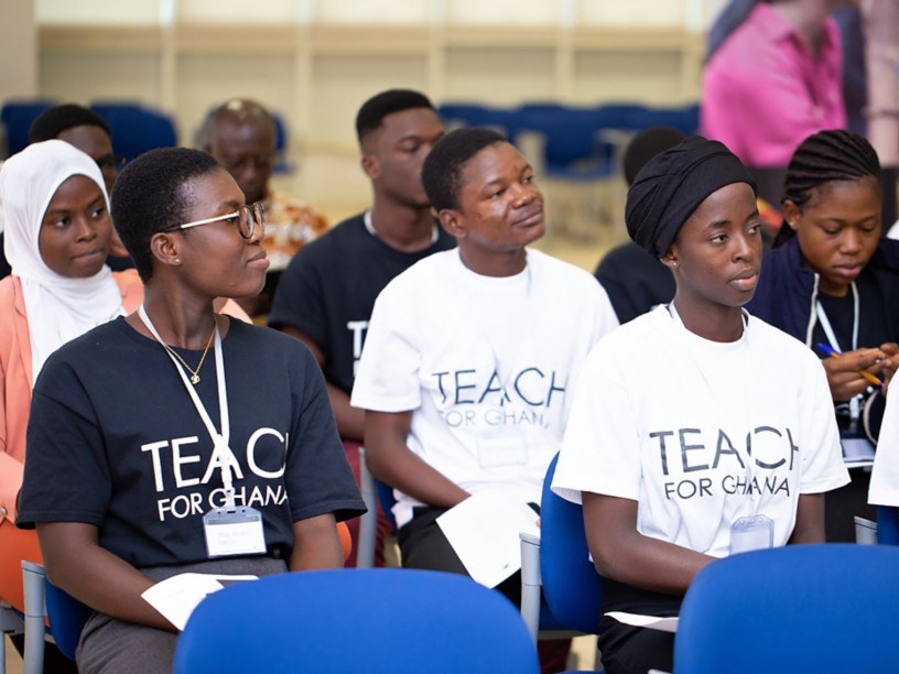 Gruppo di persone africane ascoltano una presentazione in aula