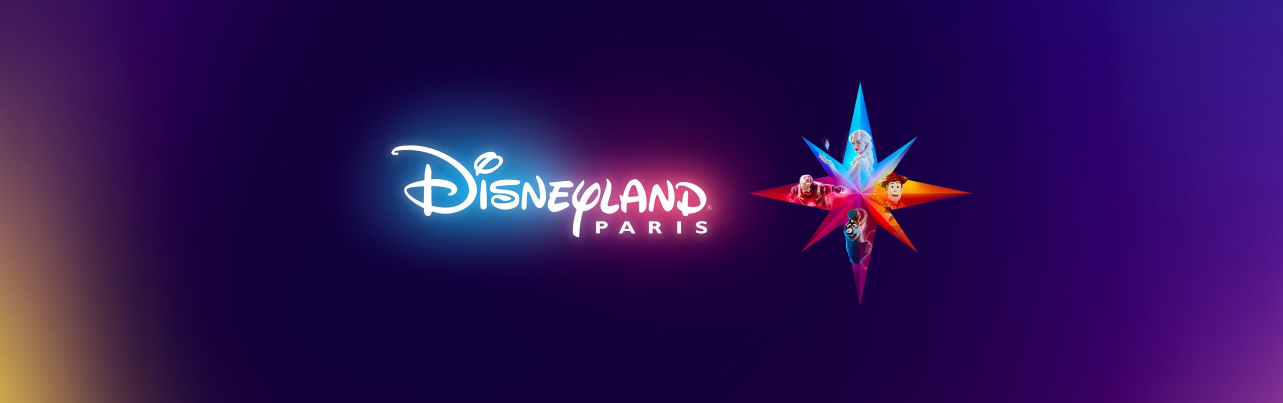 Logo Disneyland Paris al centro su sfondo astratto sfumato nei toni del blu, viola, rosa e giallo.