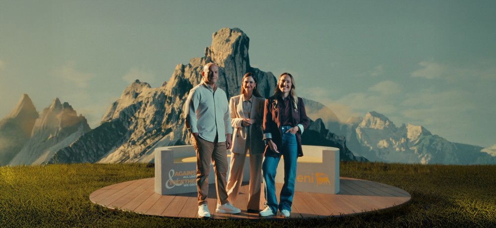 Il tedoforo Francesco Falduti, l'attrice e conduttrice Lodovica Comello e l'atleta Olimpica italiana Francesca Lollobrigida