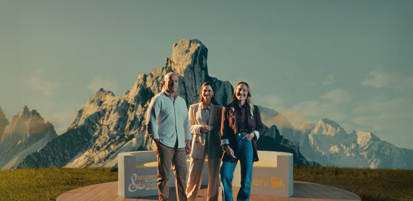 Il tedoforo Francesco Falduti, l'attrice e conduttrice Lodovica Comello e l'atleta Olimpica italiana Francesca Lollobrigida