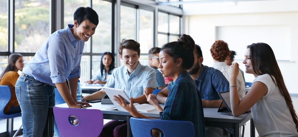 Insegnante in aula con gli studenti