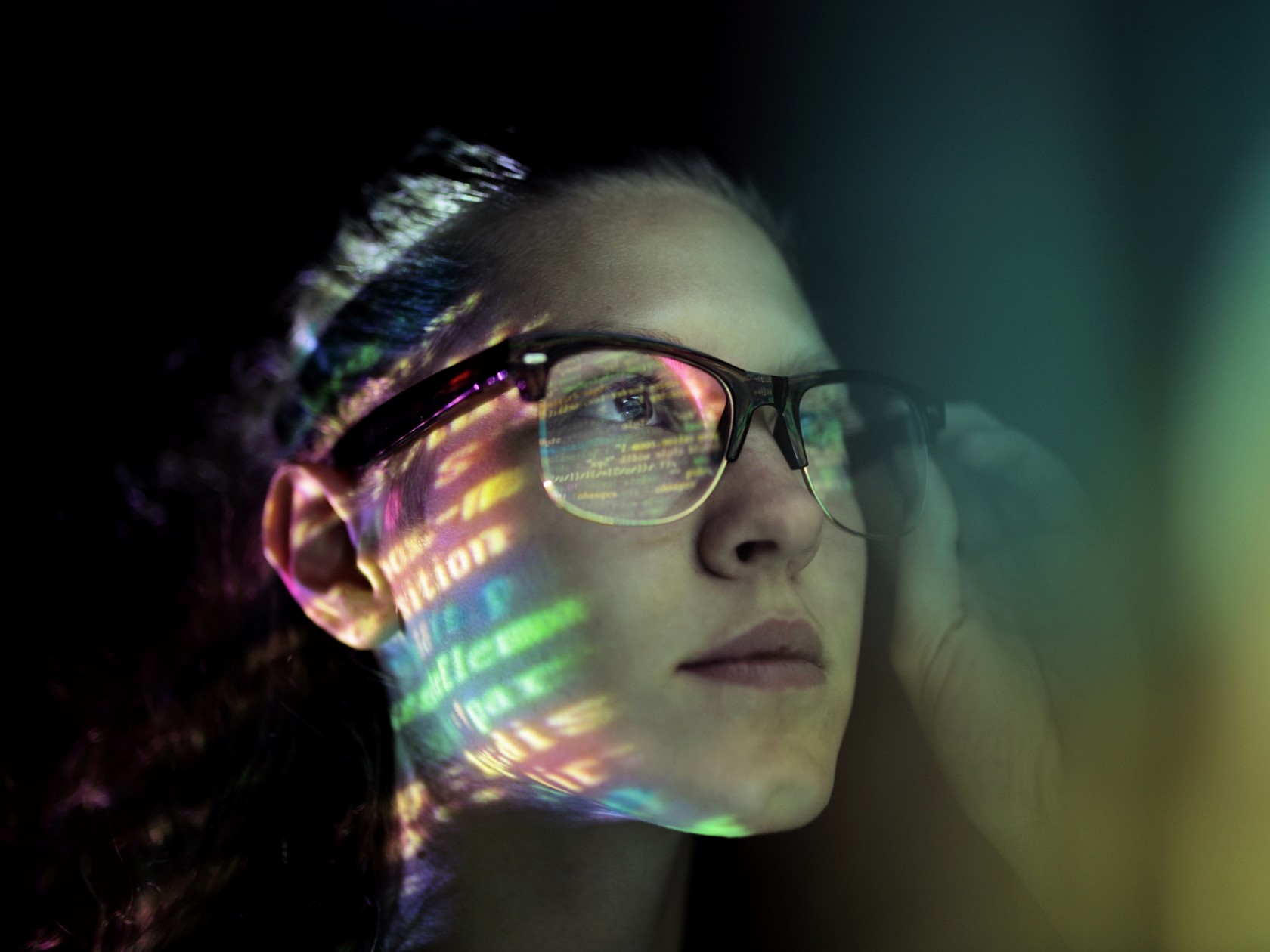 Giovane donna che guarda con gli occhiali