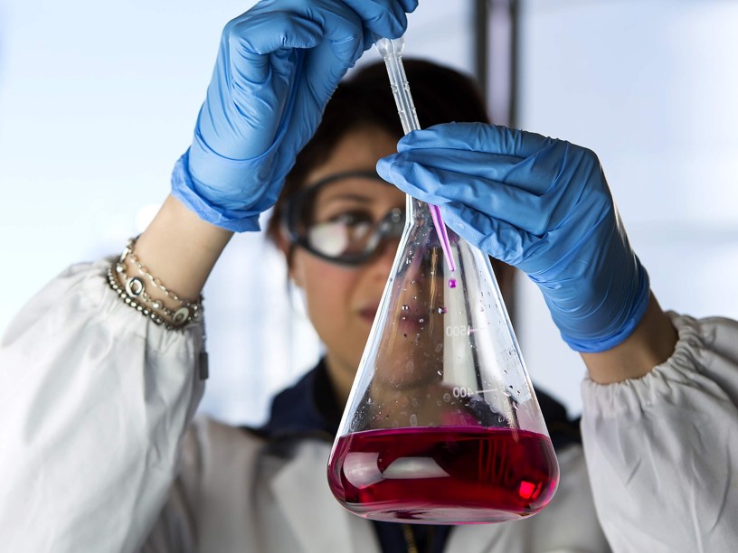 Scienziata in laboratorio con provetta