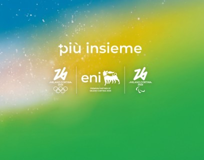 Sfondo sfumato multicolore con effetto neve; al centro la scritta “più insieme” e sotto i loghi Milano Cortina 2026 (Olimpiadi e Paralimpiadi) ed Eni, premium partner.