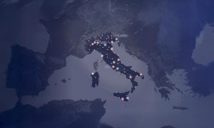 Mappa stilizzata dell’Italia e delle regioni circostanti, con città principali evidenziate e linee luminose che collegano i nodi, suggerendo una rete di trasporti, comunicazioni o dati in un contesto digitale.