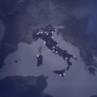 Mappa stilizzata dell’Italia e delle regioni circostanti, con città principali evidenziate e linee luminose che collegano i nodi, suggerendo una rete di trasporti, comunicazioni o dati in un contesto digitale.