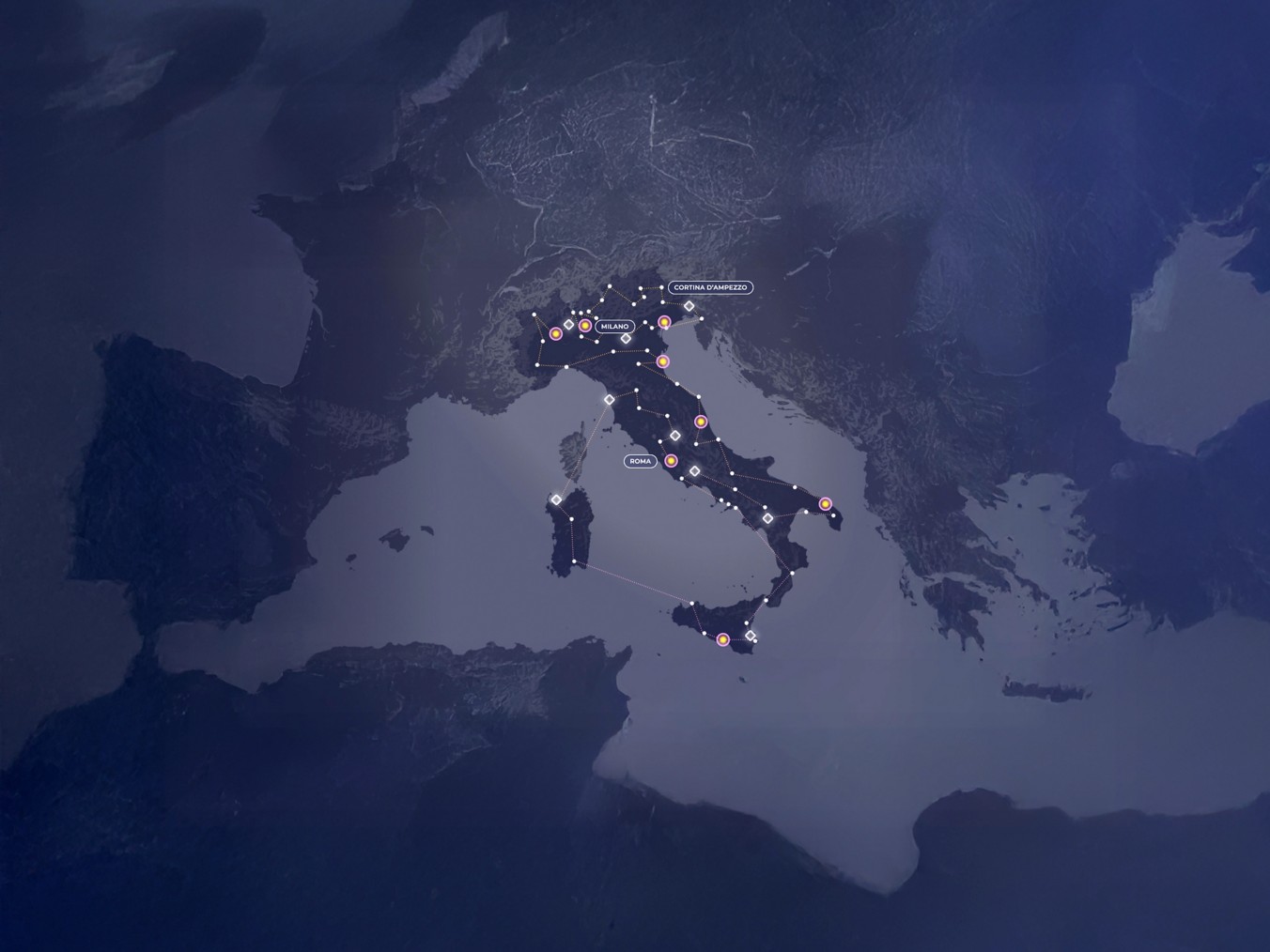 Mappa stilizzata dell’Italia e delle regioni circostanti, con città principali evidenziate e linee luminose che collegano i nodi, suggerendo una rete di trasporti, comunicazioni o dati in un contesto digitale.