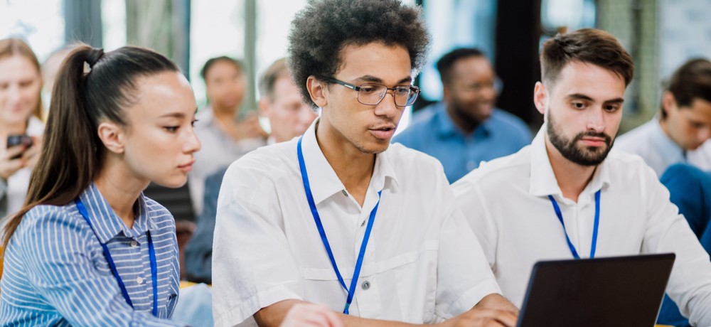 Giovani studenti lavorano davanti al computer