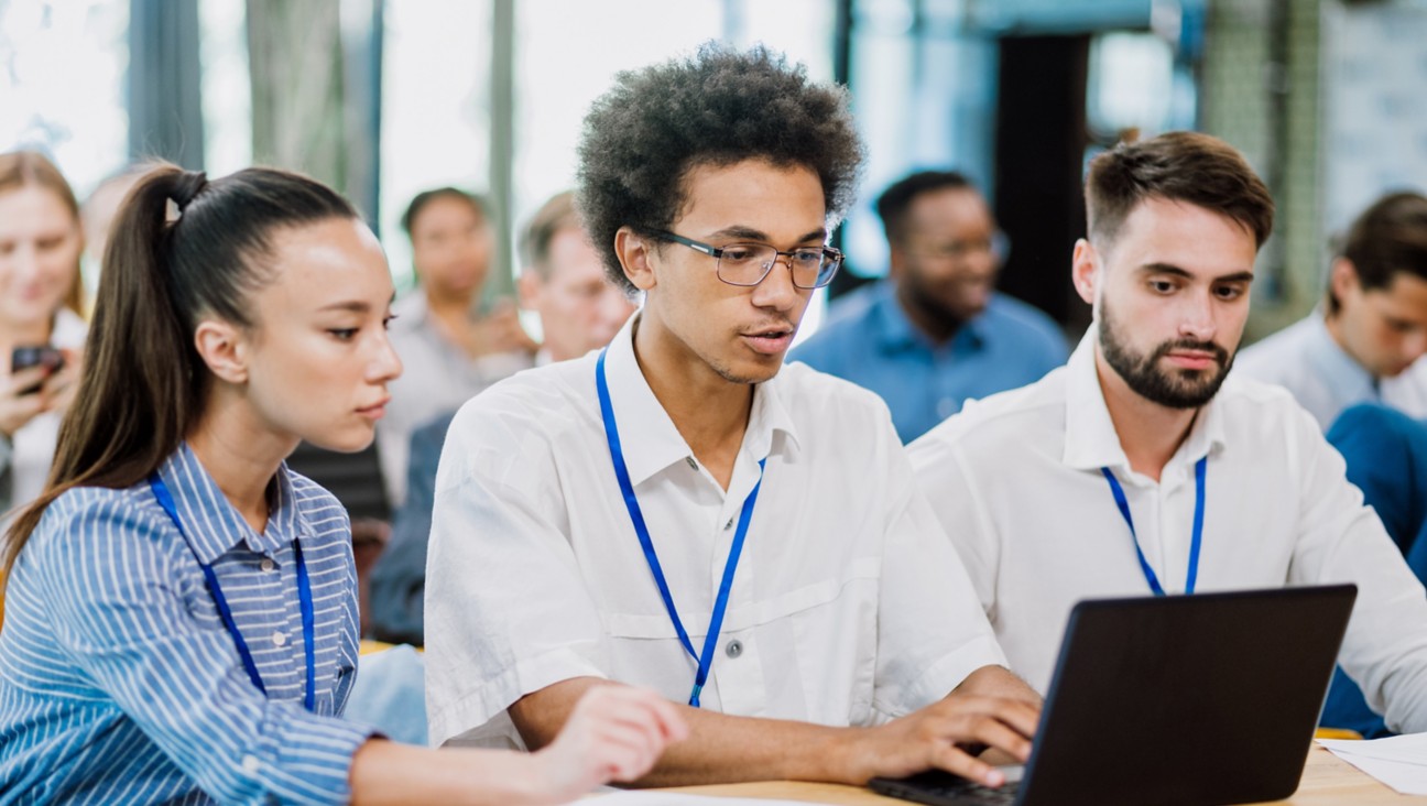 Giovani studenti lavorano davanti al computer