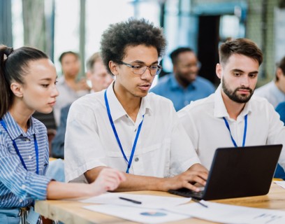 Giovani studenti lavorano davanti al computer