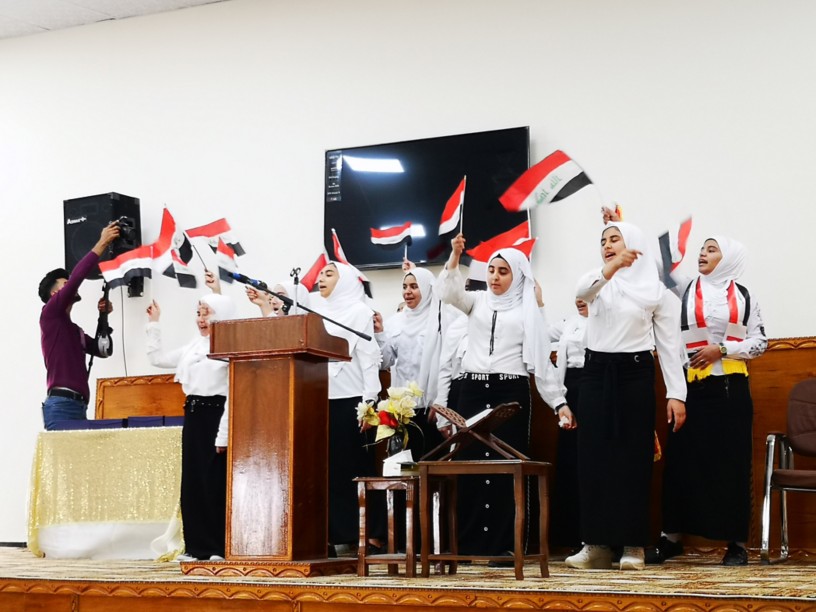 Gruppo di bambini iraniani sventolano la bandiera del paese
