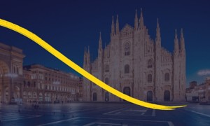 Duomo di Milano illuminato di notte con pennellata gialla diagonale in primo piano.