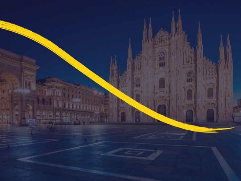 Duomo di Milano illuminato di notte con pennellata gialla diagonale in primo piano.