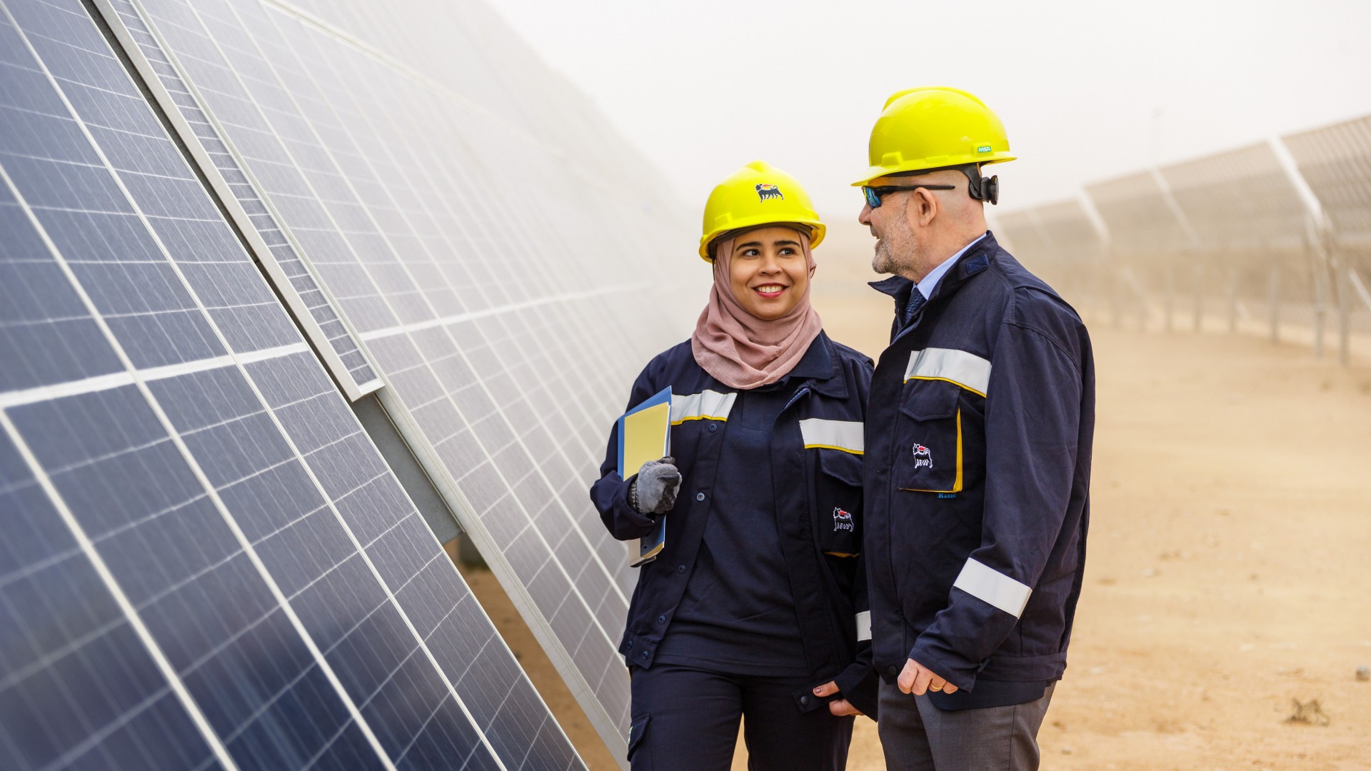 Donna e uomo oprai nell'impianto fotovoltaico