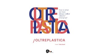 Poster artistico con la scritta colorata “OLTREPLASTICA”, domanda sul futuro della plastica, logo ADI Design Museum.