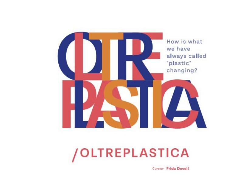 Poster artistico con la scritta colorata “OLTREPLASTICA”, domanda sul futuro della plastica, logo ADI Design Museum.