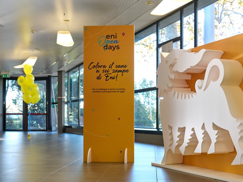 Materiali dell'evento totem e cane dell'Eni 