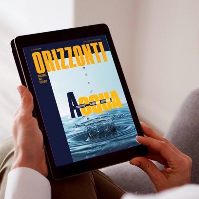 Copertina del magazine “Orizzonti” numero 72, maggio/giugno 2026. Il titolo principale “Acqua” domina l’immagine sopra una fotografia ravvicinata di una goccia che cade in uno specchio d’acqua creando onde concentriche e uno splash centrale. Presenti i temi “sviluppo”, “territorio” e “sostenibilità”.