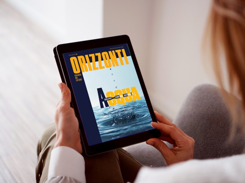 Copertina del magazine “Orizzonti” numero 72, maggio/giugno 2026. Il titolo principale “Acqua” domina l’immagine sopra una fotografia ravvicinata di una goccia che cade in uno specchio d’acqua creando onde concentriche e uno splash centrale. Presenti i temi “sviluppo”, “territorio” e “sostenibilità”.