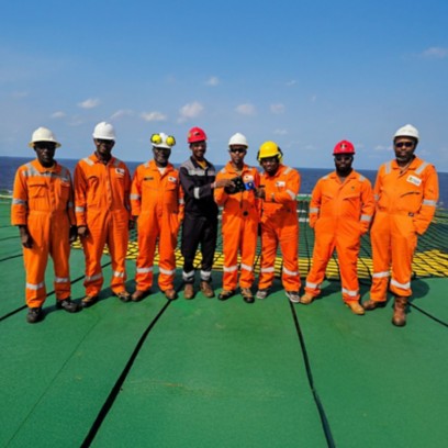 Gruppo di lavoro su una nave utilizzata per la produzione di idrocarburi offshore