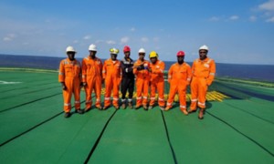 Gruppo di lavoro su una nave utilizzata per la produzione di idrocarburi offshore