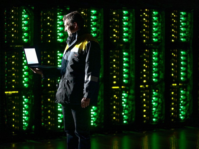 Operatore all'interno della sala gestione computer