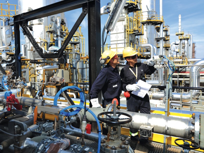 Gruppo di lavoro all'interno dell'impianto di Gela