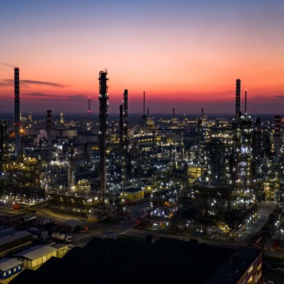 immagine da drone della raffineria di Sannazzaro al tramonto