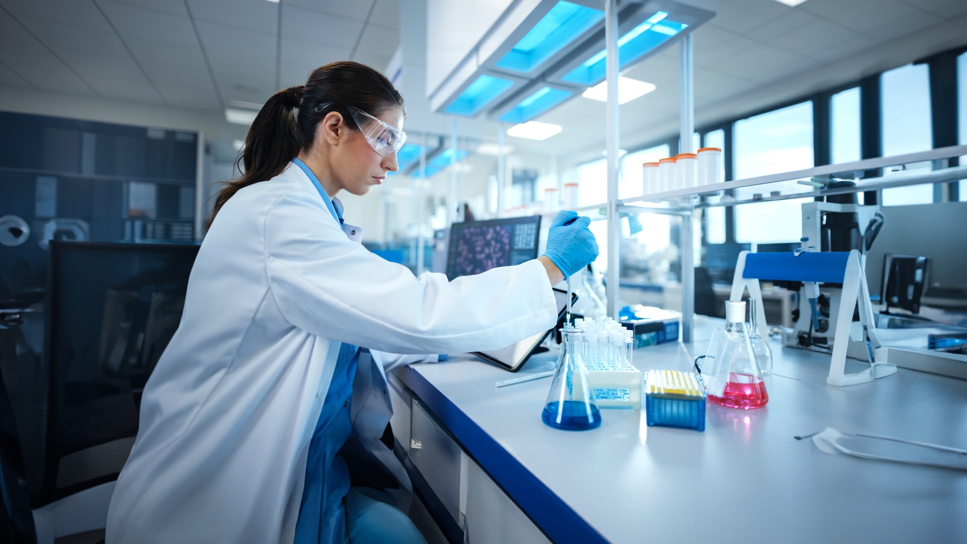 Scienziata in laboratorio