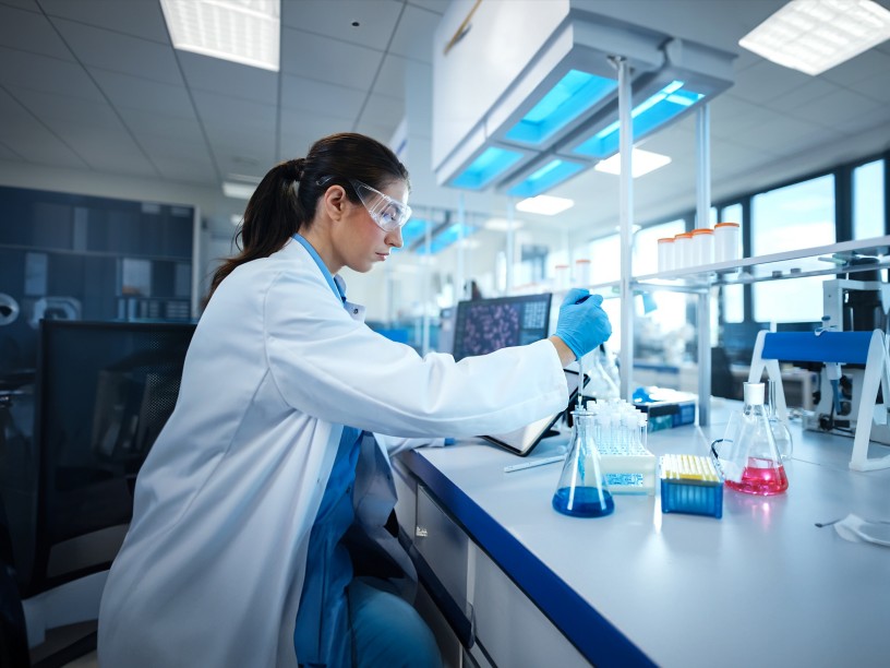 Scienziata in laboratorio