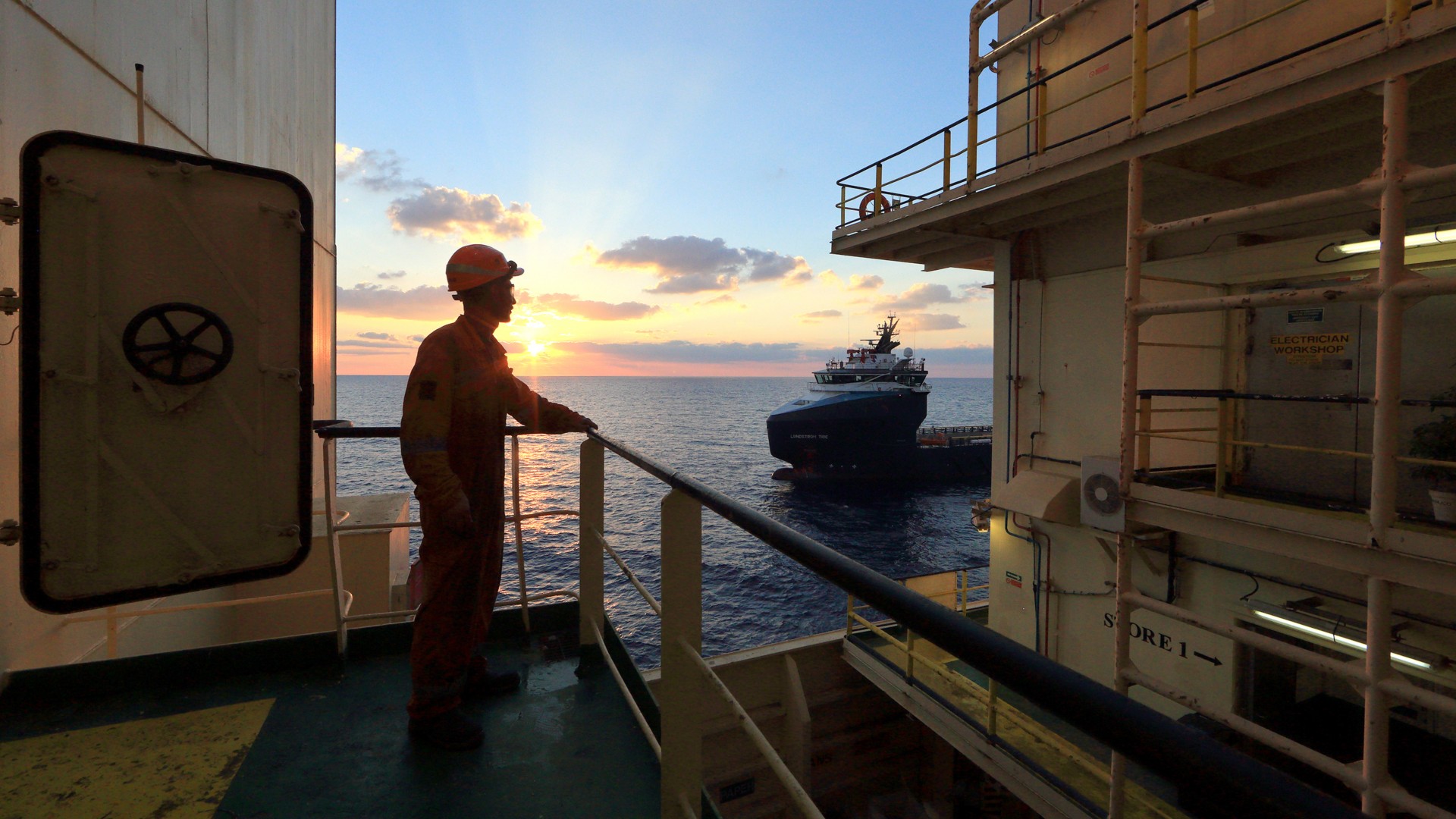 Operaio a bordo della nave guarda l'orizzonte