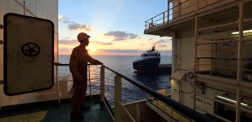Operaio a bordo della nave guarda l'orizzonte