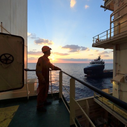 Operaio a bordo della nave guarda l'orizzonte