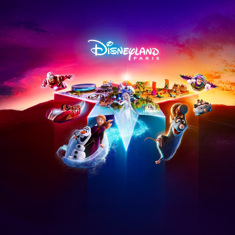 Visual Disneyland Paris con attrazioni dei parchi e personaggi Disney, Pixar e Marvel su uno sfondo colorato al tramonto.