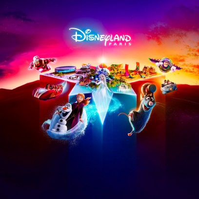 Logo Disneyland Paris sopra un collage di attrazioni e personaggi Disney, Pixar e Marvel, su uno sfondo dai colori del tramonto.