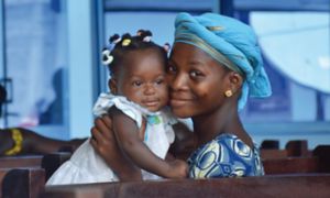 Donna africana abbracciata alla sua bambina