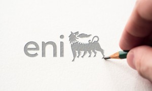 Mano che disegna logo di Eni