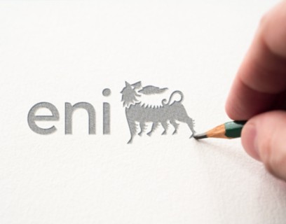 Mano che disegna logo di Eni