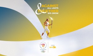 Tedoforo porta la fiaccola olimpica su fascia bianca
