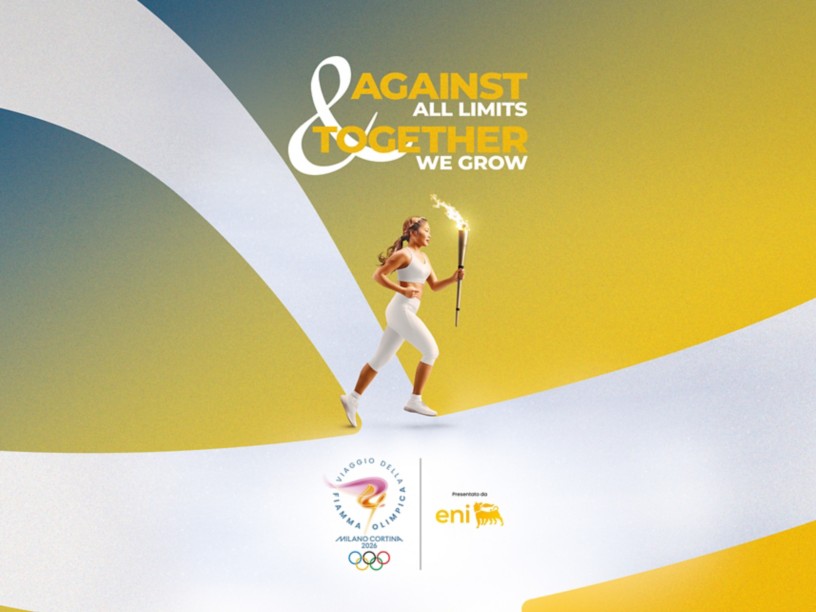 Tedoforo porta la fiaccola olimpica su fascia bianca