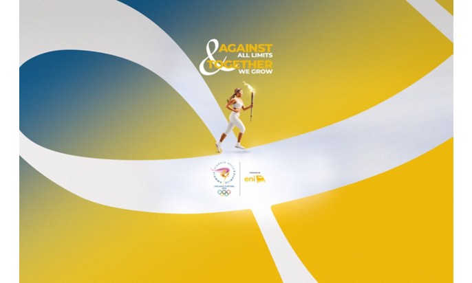 Tedoforo porta la fiaccola olimpica su fascia bianca