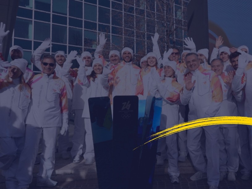 Gruppo di tedofori  a Roma che festeggiano la fiamma olimpica