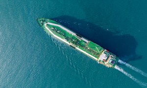 Nave in mare per il trasporto del gnl ripresa dall'alto