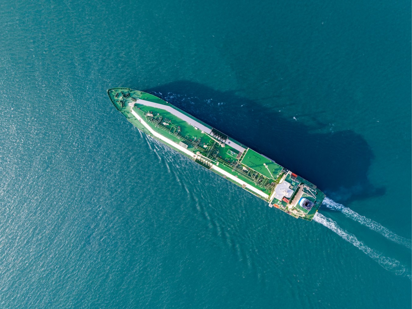 Nave in mare per il trasporto del gnl ripresa dall'alto