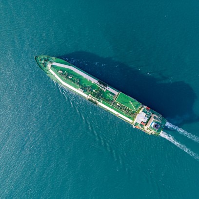 Nave in mare per il trasporto del gnl ripresa dall'alto