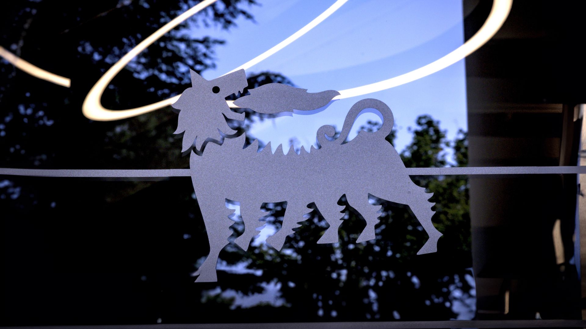 Logo cane Eni sul vetro