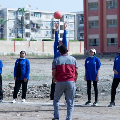 Gruppo di ragazzi gioca a palla in un campo di scuola