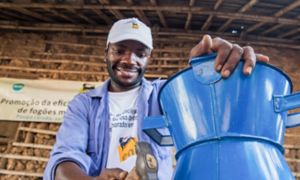 Uomo africano lavora alla creazione di un fornello per cucinare 